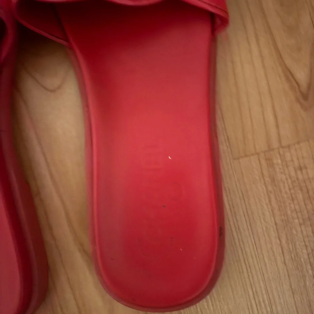 Chanel Red Sandals with Iconic CC Logo - Picture 4 of 9